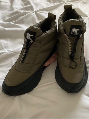 Sorel Olive Green Quilted Zip-Up Winter Boots with Black Soles
